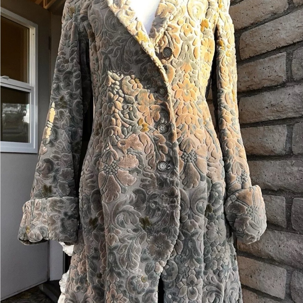 ✨✨SOLD✨✨✨J Mary Maxfield LA designer velvet Embossed carpet Coat NWT